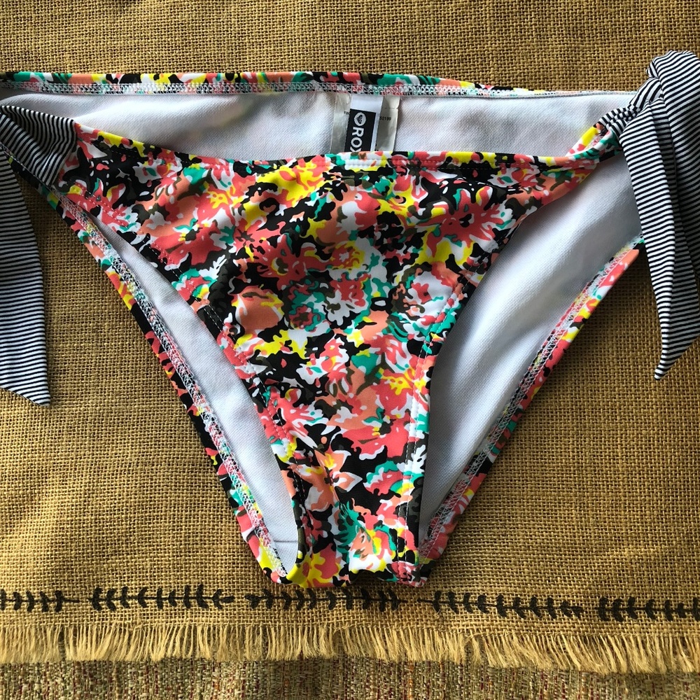 Roxy swimsuit bikini bottom, size L